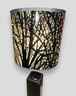 Elegante Holzleuchte in Schwarz für Sideboard oder Nachttisch