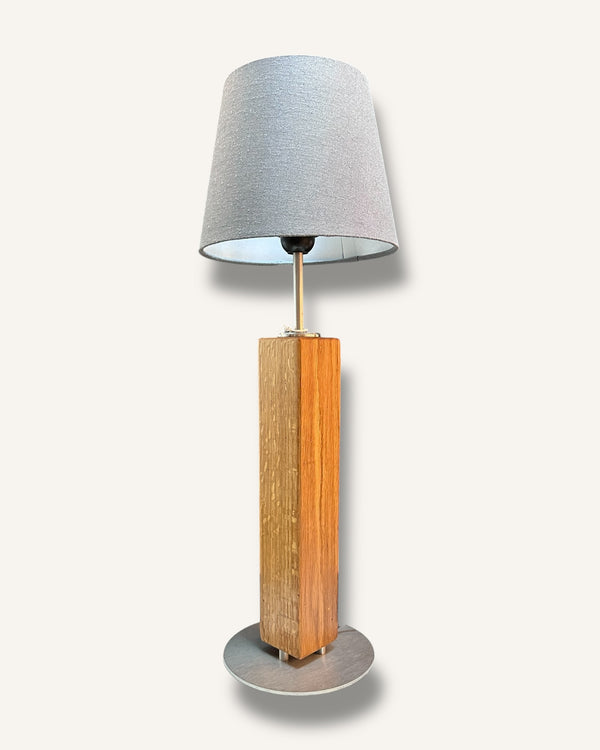 Tischlampe aus Altholz Eiche, Lampenschirm grau, rund, konisch