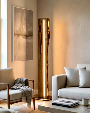 Rustikale Stehlampe aus massivem Eichenholz mit warmem Licht im modernen Wohnzimmer