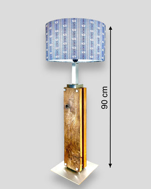 Stehlampe aus Altholz Eiche mit Edelweiss Lampenschirm und LED-Band