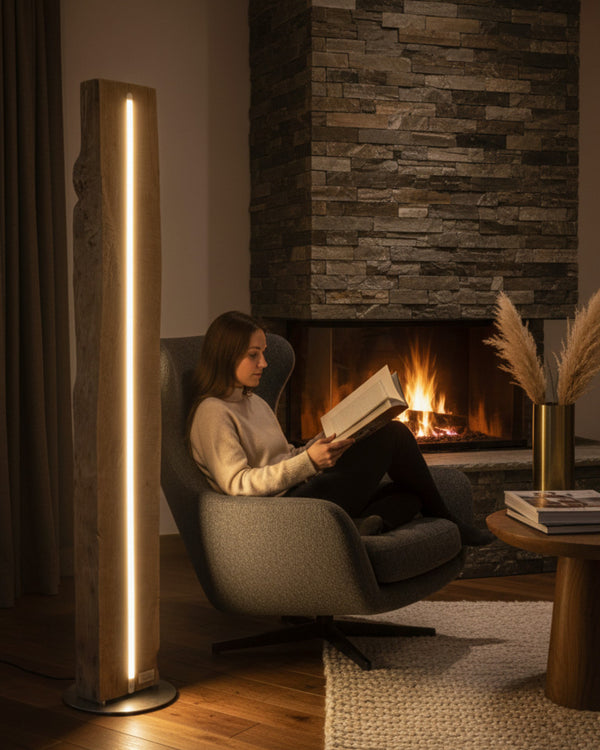 Rustikale Stehleuchte aus Eichenbalken mit warmem Ambientelicht als Blickfang im modernen Interior