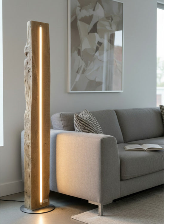 Handgefertigte Stehleuchte aus 100-jährigem Eichenbalken – Design-Unikat mit warmem LED-Ambiente