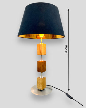 Design-Tischlampe aus zwei Eichenholzklötzen und gebürstetem Edelstahl