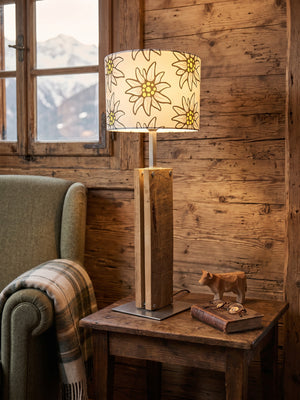 Handgefertigte Tischlampe aus Altholz Eiche mit Edelweiss-Lampenschirm im Alpen Chic