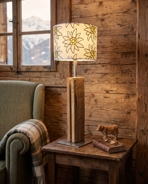 Handgefertigte Tischlampe aus Altholz Eiche mit Edelweiss-Lampenschirm im Alpen Chic