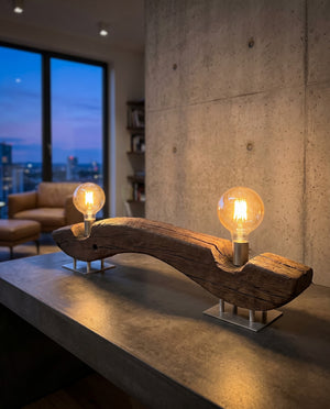 Seitenansicht einer handgefertigten Tischlampe aus Eiche und Edelstahl