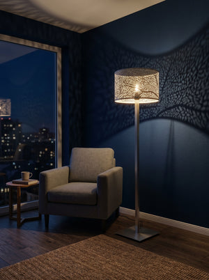 Moderne Design-Stehlampe aus Edelstahl mit rundem Metallschirm im Wohnzimmer
