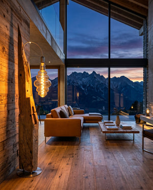 Design-Stehlampe aus Holz und gebürstetem Edelstahl mit dekorativer Glühbirne