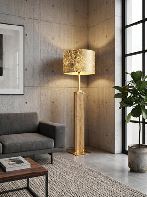 Design Stehleuchte aus alter Eiche mit Lampenschirm aus Schlagmetall in Goldoptik