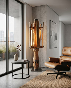 Detailansicht einer Design-Stehleuchte aus historischem Holz und Metallakzenten
