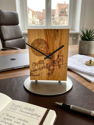 Personalisierbare Design Uhr aus Holz als Tischuhr