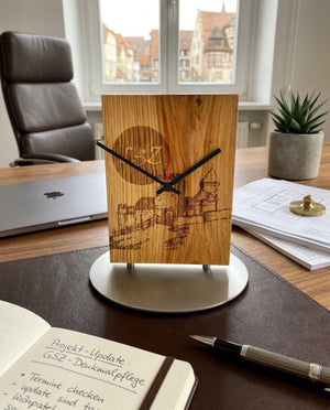 Personalisierbare Design Uhr aus Holz als Tischuhr