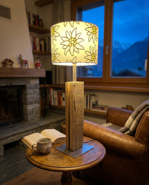 Holz-Tischlampe mit Edelweiss-Lampenschirm im gemütlichen Wohnraum