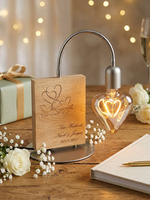 Handgefertigte Tischlampe mit Gravur als Hochzeitsgeschenk aus Holz