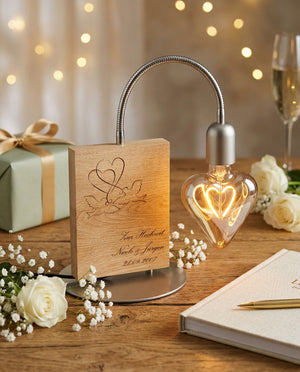 Handgefertigte Tischlampe mit Gravur als Hochzeitsgeschenk aus Holz