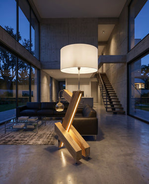 Moderne Holz-Stehleuchte aus alter Sumpfeiche mit Edelstahl und warmem Stimmungslicht