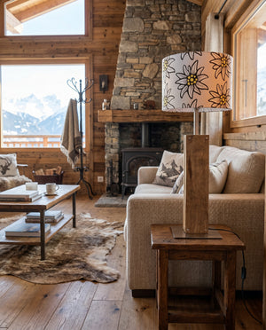 Exklusive Tischlampe aus Altholz Eiche mit Baumwollschirm im Chalet Stil