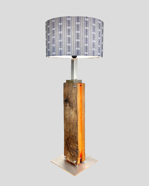 Schweizer Stehlampe aus Altholz mit dimmbarem LED-Band und Edelstahl