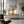 Kunstwerk aus Eschenholz mit beleuchtetem Baumstamm und elegantem Lichtspalt