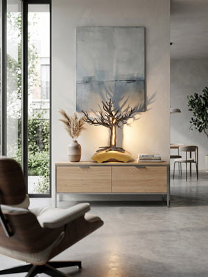 Kunstwerk aus Eschenholz mit beleuchtetem Baumstamm und elegantem Lichtspalt