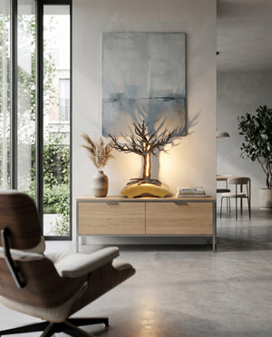 Kunstwerk aus Eschenholz mit beleuchtetem Baumstamm und elegantem Lichtspalt