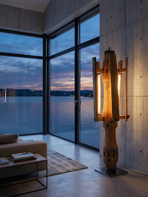 Stehlampe aus altem Holz-Schlauchhaspel mit warmem dimmbarem LED-Licht