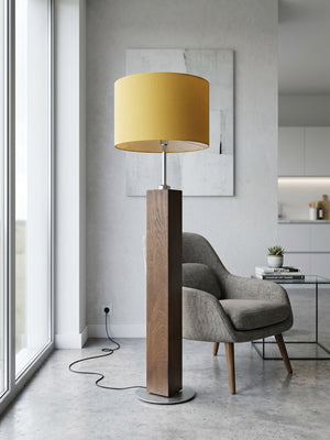 Stehlampe aus Altholz Eiche mit gelbem Lampenschirm im Wohnzimmer