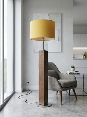 Stehlampe aus Altholz Eiche mit gelbem Lampenschirm im Wohnzimmer