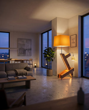 Stehleuchte aus alter Sumpfeiche mit orangem Lampenschirm als Blickfang im Wohnraum