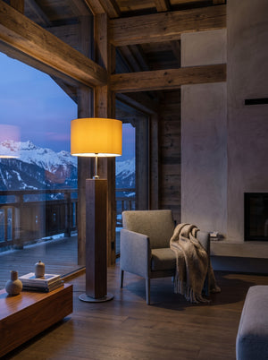 Detailaufnahme der Holzmaserung einer Stehlampe aus alten Eichenbalken