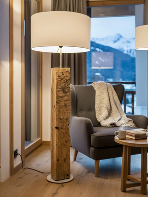 Designer Stehlampe aus alter Eiche – handgefertigte Holzlampe Schweiz