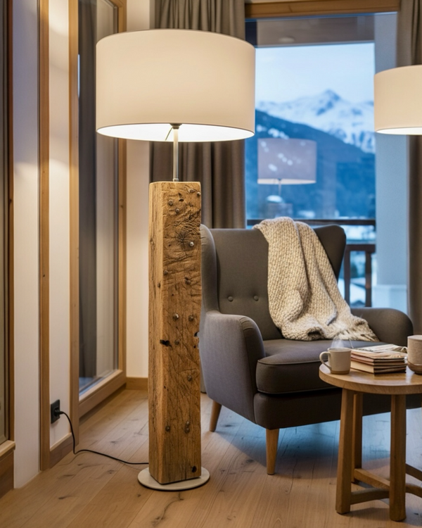 Designer Stehlampe aus alter Eiche – handgefertigte Holzlampe Schweiz
