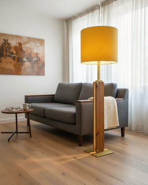 Handgefertigte Stehleuchte aus Altholz Eiche mit integriertem LED-Licht und Lampenschirm