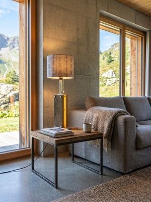 Tischlampe aus Altholz Eiche mit Edelweiss-Stoffschirm, Edelstahlhalterung und alpinem Design in Seitenansicht