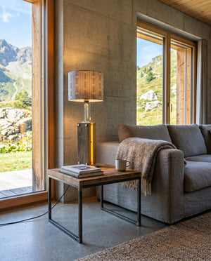 Tischlampe aus Altholz Eiche mit Edelweiss-Stoffschirm, Edelstahlhalterung und alpinem Design in Seitenansicht