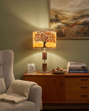 Seitenansicht einer handgefertigten Tischlampe aus Holz und gebürstetem Edelstahl