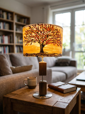 Handgefertigte Tischlampe aus Altholz Eiche mit gebürstetem Edelstahl und handbemaltem Lampenschirm in der Gesamtansicht
