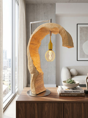 Tischlampe aus Eschenholz mit drei Leuchtmitteln in einem stilvollen Wohnzimmer