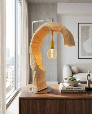 Tischlampe aus Eschenholz mit drei Leuchtmitteln in einem stilvollen Wohnzimmer