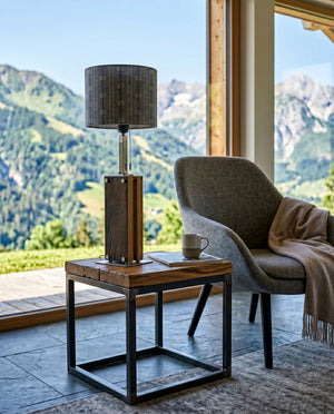 Tischleuchte aus Altholz Eiche mit ultrawarmweissem Ambientelicht und Edelweiss-Schirm