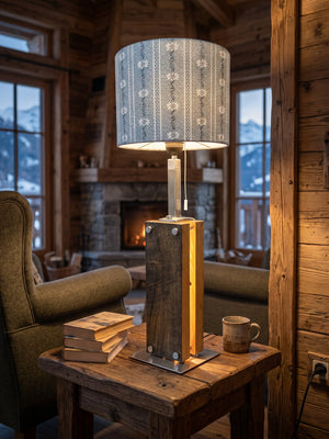 Handgefertigte Tischleuchte aus Altholz Eiche im Alpen-Chic mit Edelweiss-Lampenschirm, gebürstetem Edelstahl und warmem Licht