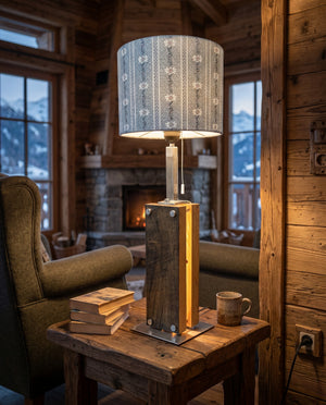Handgefertigte Tischleuchte aus Altholz Eiche im Alpen-Chic mit Edelweiss-Lampenschirm, gebürstetem Edelstahl und warmem Licht