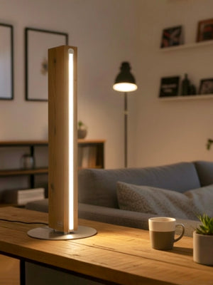 Handgefertigte Tischleuchte aus Altholz Eiche mit gebürstetem Edelstahlfuss und LED-Licht