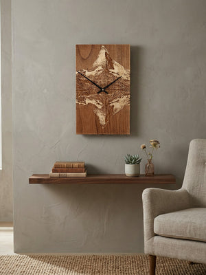 Wanduhr mit Gravur aus handgearbeitetem Holz