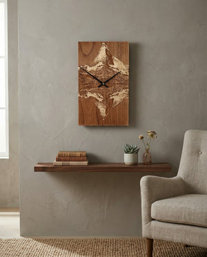 Wanduhr mit Gravur aus handgearbeitetem Holz